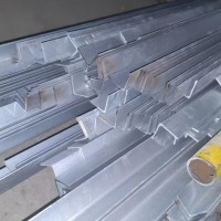 【福建】出售角铁2.2米上下，3mm厚，废铁价