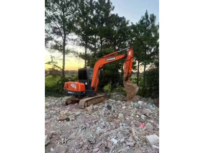 【江苏无锡锡山】出售挖机价格站在35000左右可以聊。叉车19年的工作时间，1万三个小时图2